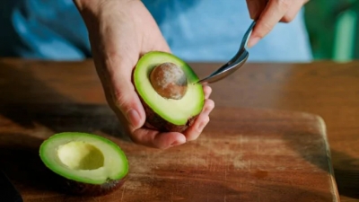 Estás tirando un tesoro a la basura: esto que está en tu cocina es auténtico oro